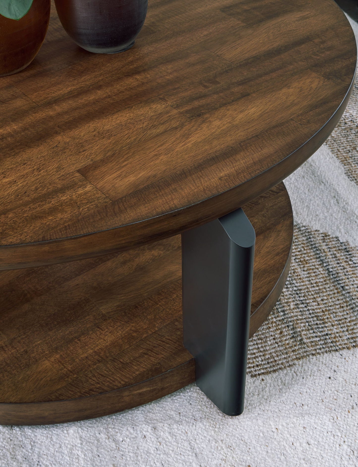 Kraeburn - Round Cocktail Table - Brown / Black