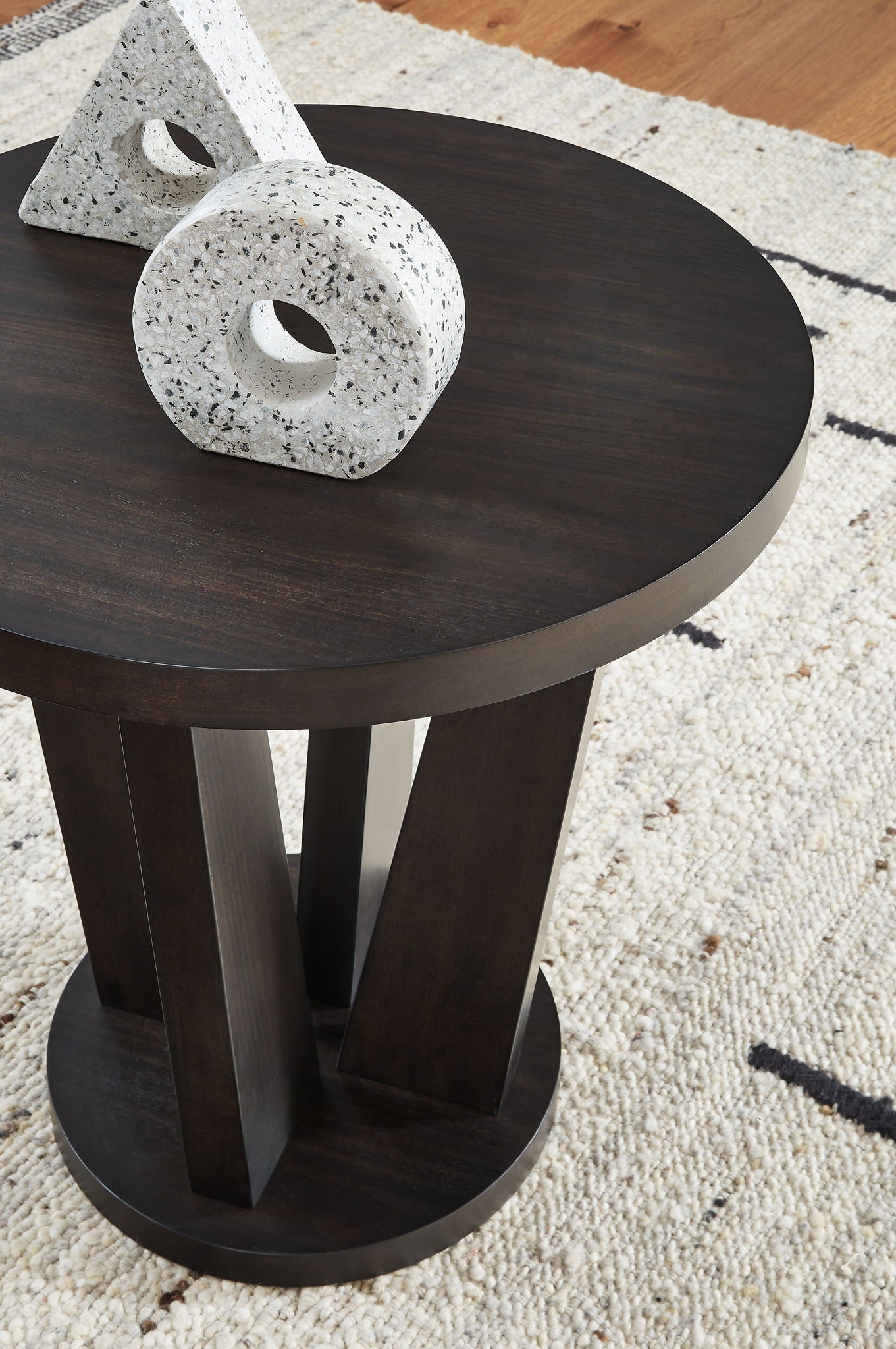 Chasinfield - Round End Table - Dark Brown